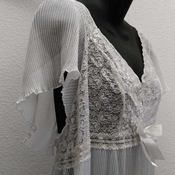 Lingerie - Picture 3 of 8